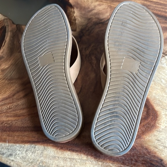 Tan Reel Legend flip slips. Worn twice. Size 8 - Picture 2 of 3